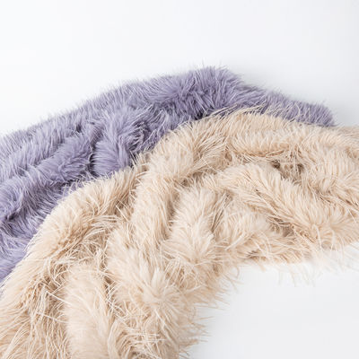 Tissu de fourrure fausse à longue pile avec un fond en polyester à 100% et une largeur de 58/60"