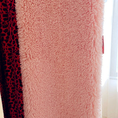 Tissu en peluche 100% polyester Tissu en laine d'imitation pour vêtements Min Ordre 500 mètres