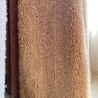 Tissu en peluche 100% polyester Tissu en laine d'imitation pour vêtements Min Ordre 500 mètres