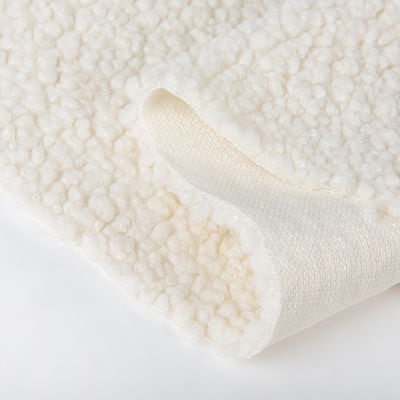 La main est douce, confortable, 100% polyester pour la production de vêtements d'hiver