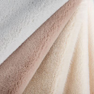 Matériau de façade 100% polyester en peluche Faux fourrure pour le design de manteau personnalisé