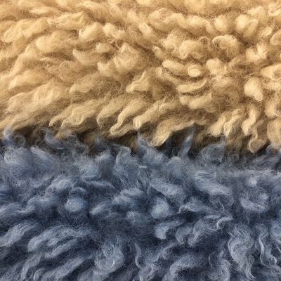 Matériau de façade 100% Polyester Long Pile Faux Fur Tissu pour des vêtements confortables et élégants