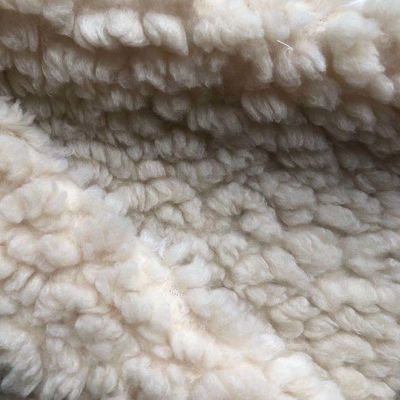 100% de polyester tissus en peluche tricoté 320gm 58/60 " largeur séchage rapide pour le tissu Sherpa