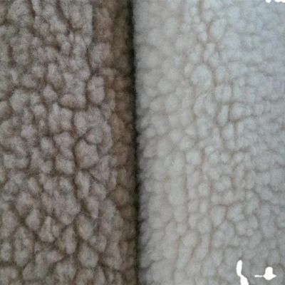 2023 Moyen à la fin Les usines commandent de la laine d'agneau en particules de polyester pour la doublure de style de luxe
