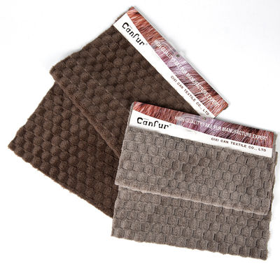 Matériau de façade 100% polyester faux fourrure en tissu en peluche pour vêtement et couverture jetable