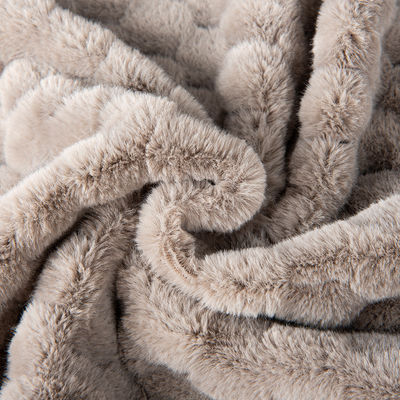 Matériau de façade 100% polyester faux fourrure en tissu en peluche pour vêtement et couverture jetable