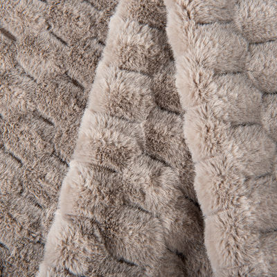 Matériau de façade 100% polyester faux fourrure en tissu en peluche pour vêtement et couverture jetable