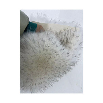 Tissu de fourrure en tricot doux et luxueux à dos de fourrure blanche avec pointe noire teinte couleur pom