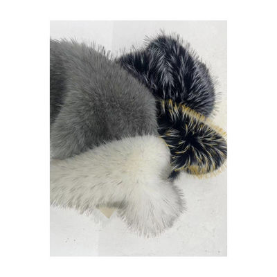 Tissu de fourrure en tricot doux et luxueux à dos de fourrure blanche avec pointe noire teinte couleur pom