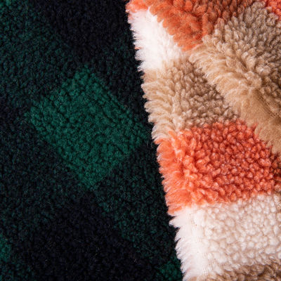 Laine d'agneau jacquard multicolore 100% polyester sur mesure pour la production de vêtements d'hiver