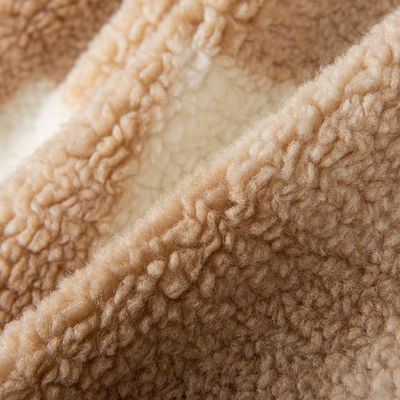 Laine d'agneau jacquard multicolore 100% polyester sur mesure pour la production de vêtements d'hiver