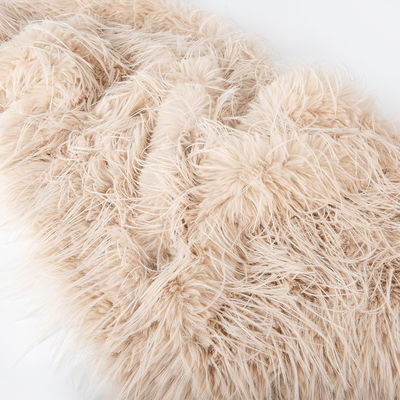 Tissu de fourrure fausse à longue pile avec un fond en polyester à 100% et une largeur de 58/60"