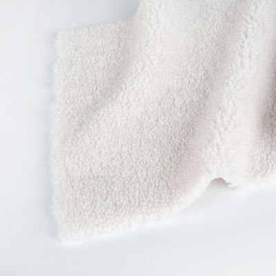 Vêtement d'hiver en tissu à coquille douce avec dessin tricoté et fourrure fausse Teddy Sherpa en suède