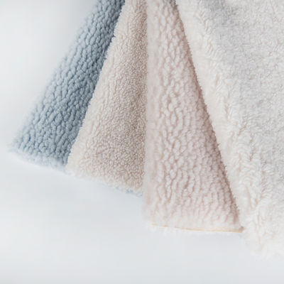 Vêtement d'hiver en tissu à coquille douce avec dessin tricoté et fourrure fausse Teddy Sherpa en suède