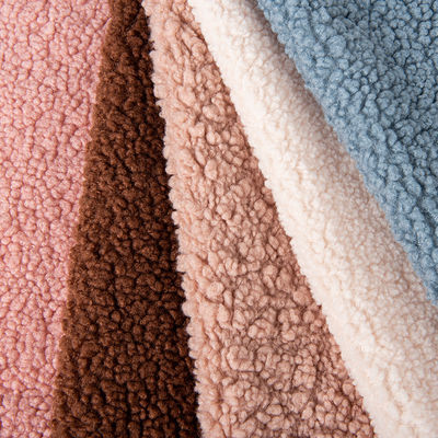 Tissu de laine de sherpa de couleur solide 100% polyester doux et confortable pour les vestes de mode