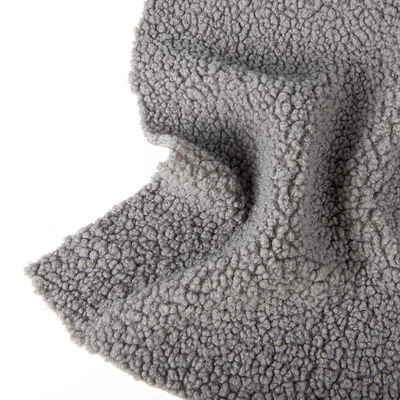 Tissu de laine de sherpa de couleur solide 100% polyester doux et confortable pour les vestes de mode