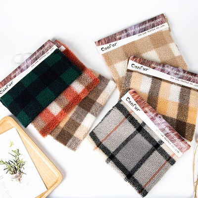 Tissu de laine de sherpa 100% en polyester à carreaux doux et isolant pour vêtements