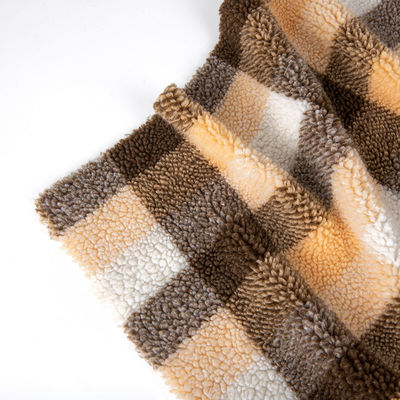 Tissu de laine de sherpa 100% en polyester à carreaux doux et isolant pour vêtements