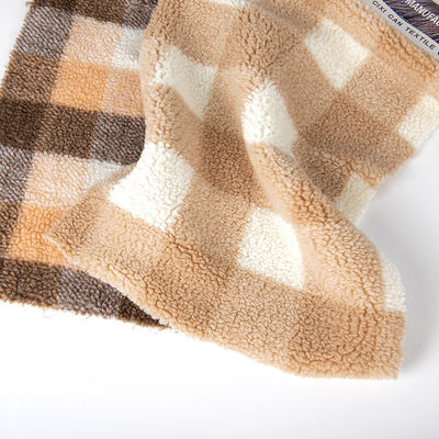Tissu de laine de sherpa 100% en polyester à carreaux doux et isolant pour vêtements