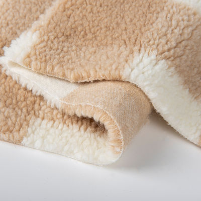 Tissu de laine de sherpa 100% en polyester à carreaux doux et isolant pour vêtements