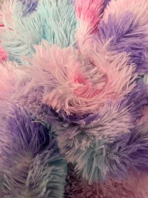 Tissu de jouet 100% polyester à teinture spéciale tricoté en plastique photovoltaïque avec motif en plastique et longue pile
