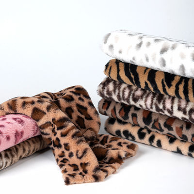 Tissu de fourrure en peluche confortable 100% polyester pour vêtements