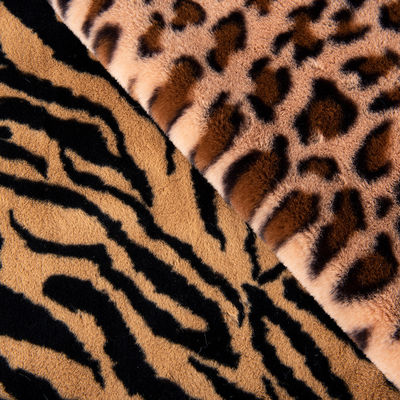 Tissu de fourrure en peluche confortable 100% polyester pour vêtements
