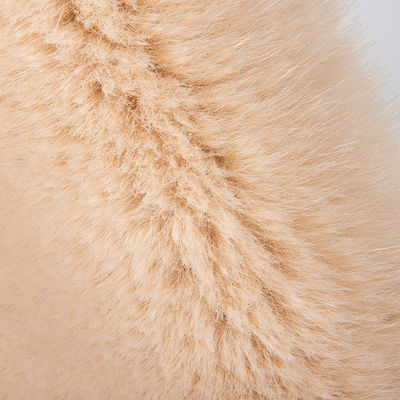 Tissu en fourrure de lapin faux 100% polyester doux pour ponchos d'hiver et pulls de dames