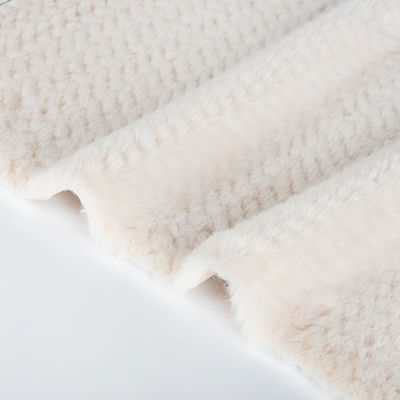 Fabrication en fourrure courte, en faux, en sherpa, avec 100% de polyester.