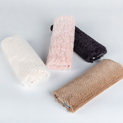 Fabrication en fourrure courte, en faux, en sherpa, avec 100% de polyester.