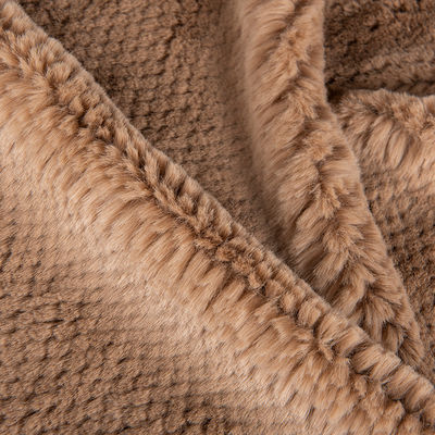 Fabrication en fourrure courte, en faux, en sherpa, avec 100% de polyester.