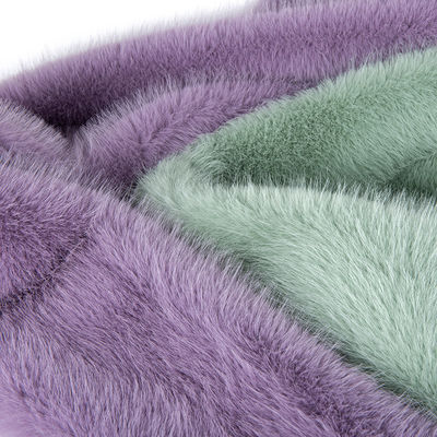 Couleur personnalisée 100% Polyester Cheveux longs Tissu de fourrure fausse avec une sensation de main très douce