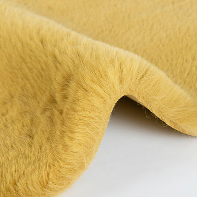 100% d'inspection de la fourrure fausse 100% de polyester de tissu court pour manteau