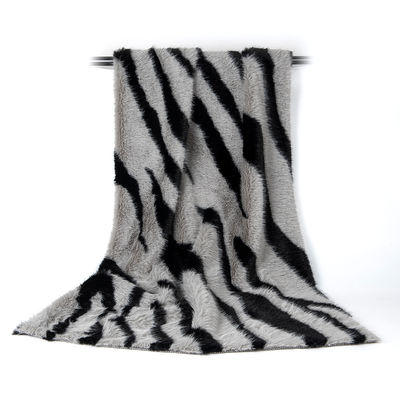Vêtements longs en fourrure fausse avec imprimante à bande et peluche en daim