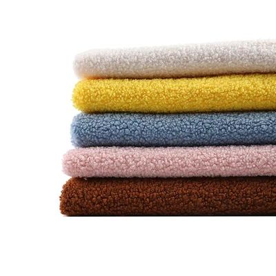 Tissu en fourrure d'ours en peluche pour manteau d'hiver Largeur 58/60 " Toute couleur en PANTONE peut être fournie