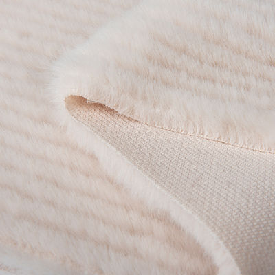 Doux et confortable 100% polyester tricot tricoté brossé faux fourrure tissu pour les dames manteau