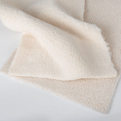 2024 Polyester Suède Teddy Tissu pour vêtement et canapé Tissu tissé largement utilisé